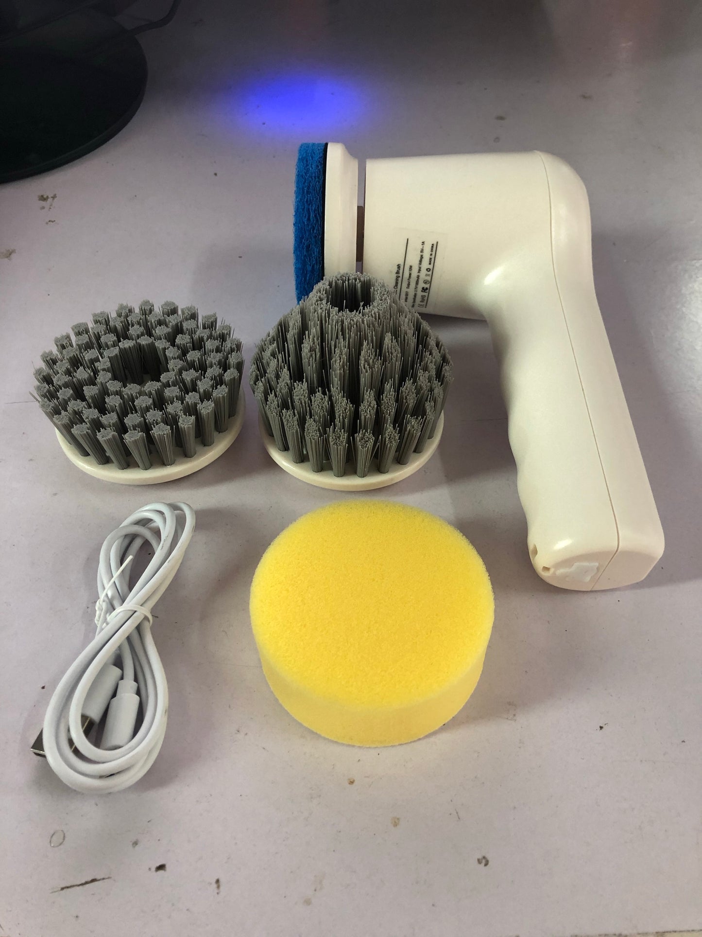 Brosse de nettoyage électrique multifonctionnelle portative sans fil